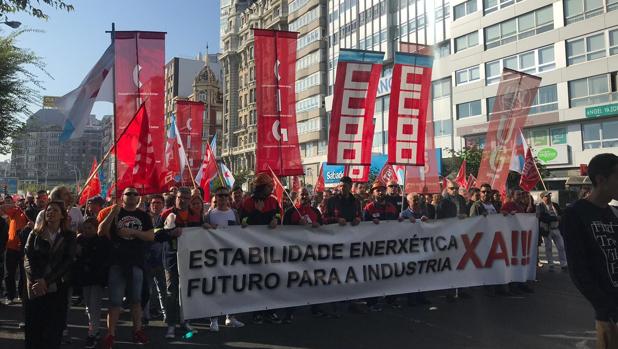 Una masiva marcha clama contra el cierre de Alcoa en La Coruña y Avilés