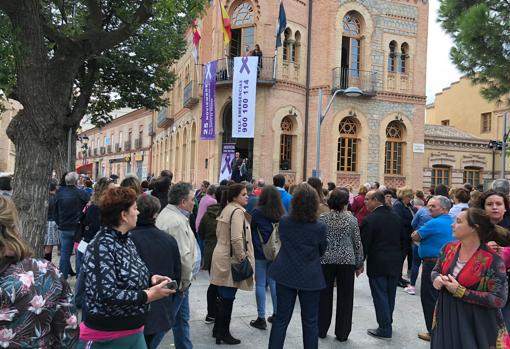 Unas 350 personas han participado en la concentración junto al Ayuntamiento