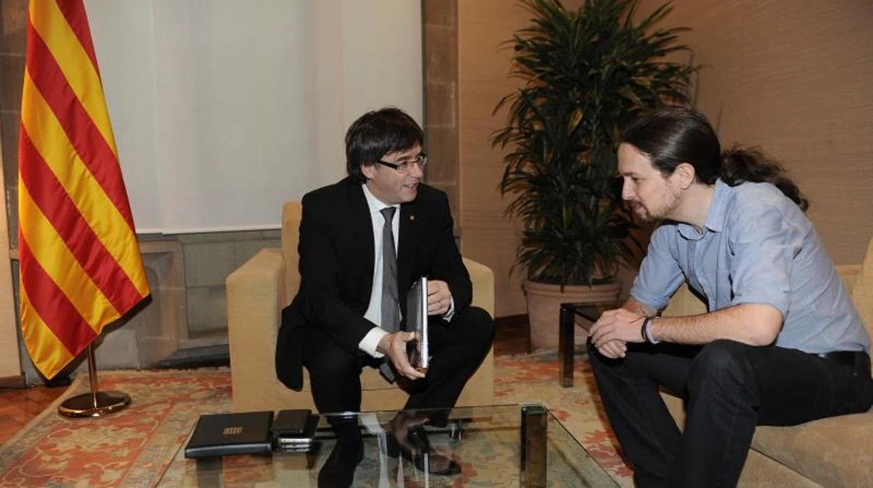 Carles Puigdemont y Pablo Iglesias durante una reunión en Barcelona en abril de 2016