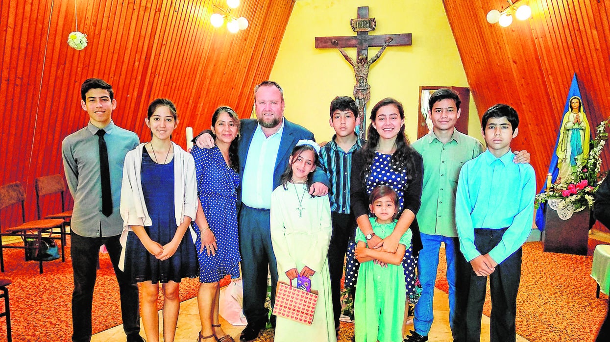 La familia, en la iglesia, el día de Pentecostes, en la Primera Comunión de la séptima hija