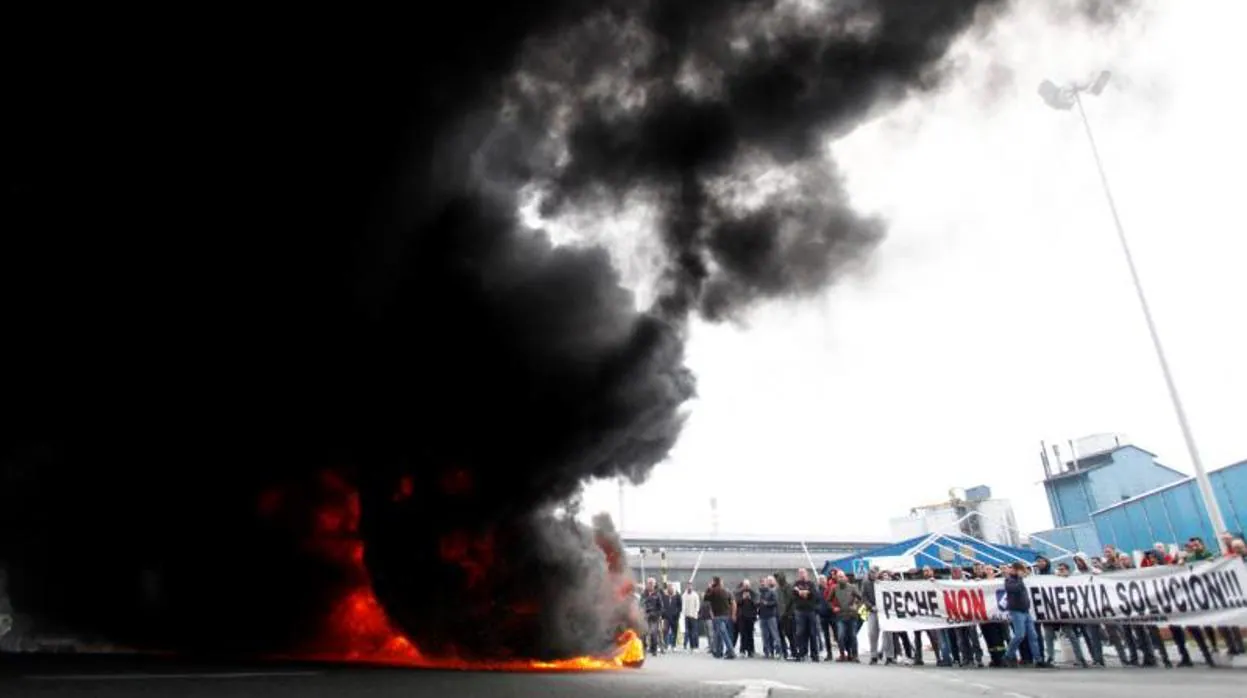 Protestas de los trabajadores de Alcoa, tras conocerse la intención de cerrar la planta