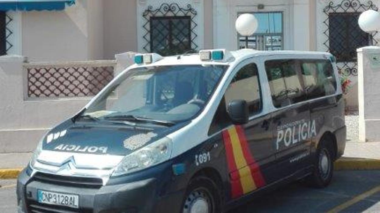 Agentes de la Policía Nacional detuvieron en Denia a dos personas por el robo en una casa