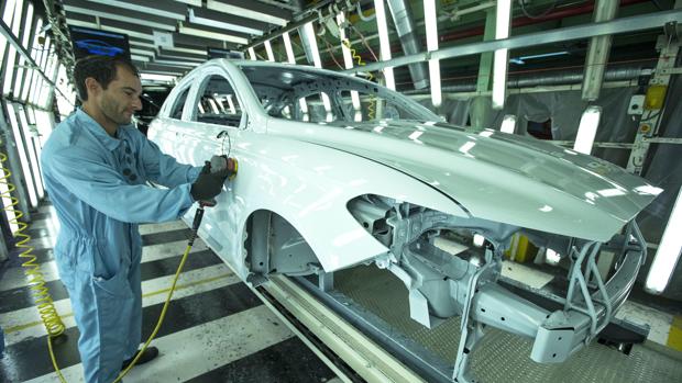 Ford propone parar tres semanas la producción en la planta de Almussafes