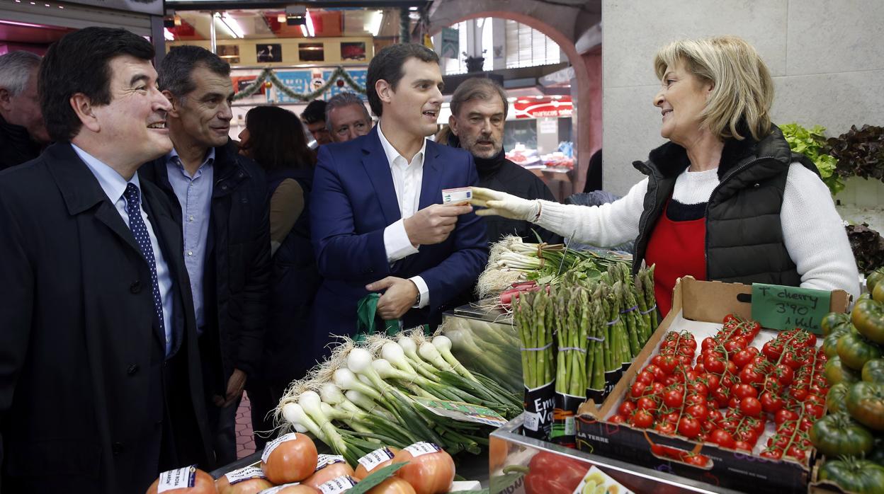 Fernando Giner, Toni Cantó y Albert Rivera, durante una visita al Mercado Central de Valencia en 2016