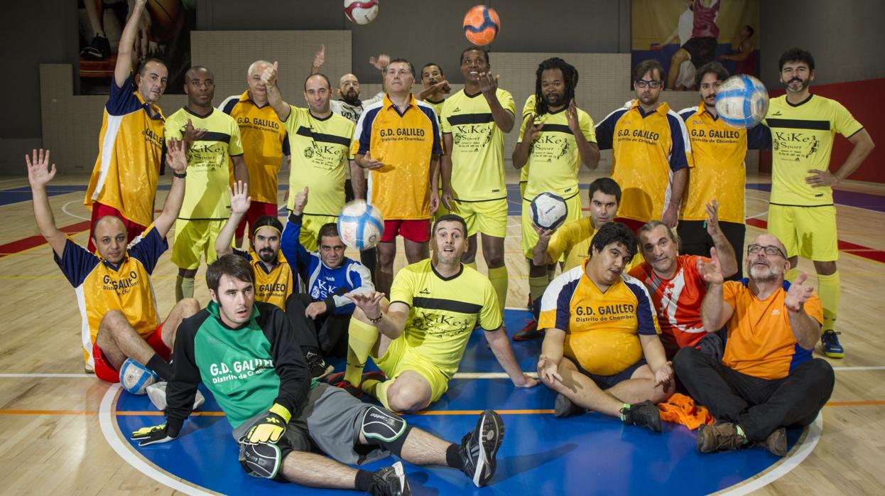 Dos de los equipos de fútbol de la Liga Pro Salud Mental, en las instalaciones del Canal de IsabelII