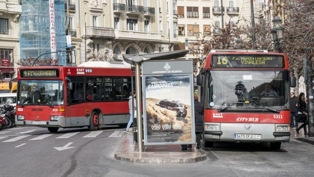 Valencia prohibirá fumar en las paradas de autobús