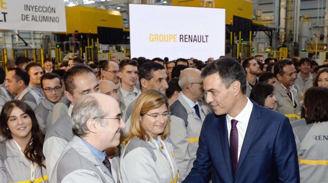 Pedro Sánchez saluda a trabajadores de Renault durante su visita a la factoría vallisoletana