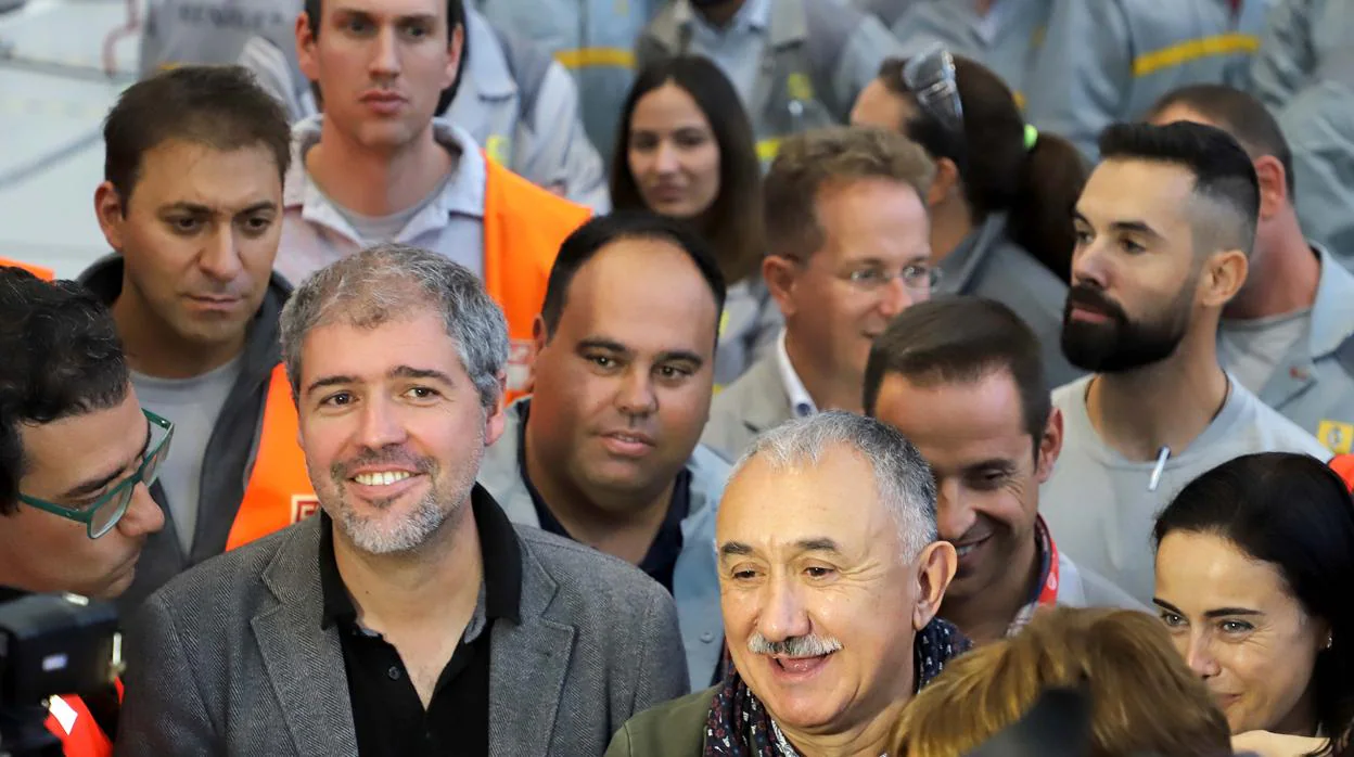 Los secretarios generales de UGT y CCOO, Josep María Álvarez (I), Unai Sordo (D), atienden a los medios en las nuevas instalaciones de inyección de aluminio de Renault en Valladolid