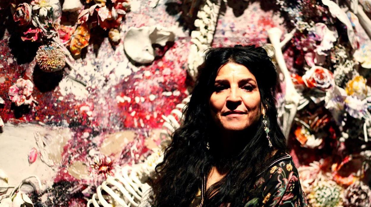 La artista Lita Cabellut, posa junto a una de las obras en el MAC coruñés