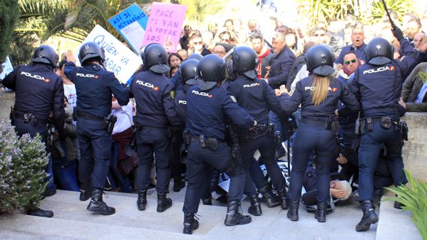 Interior ofrece «rebobinar» la instrucción que modifica la Ley de Seguridad ante el malestar sindical