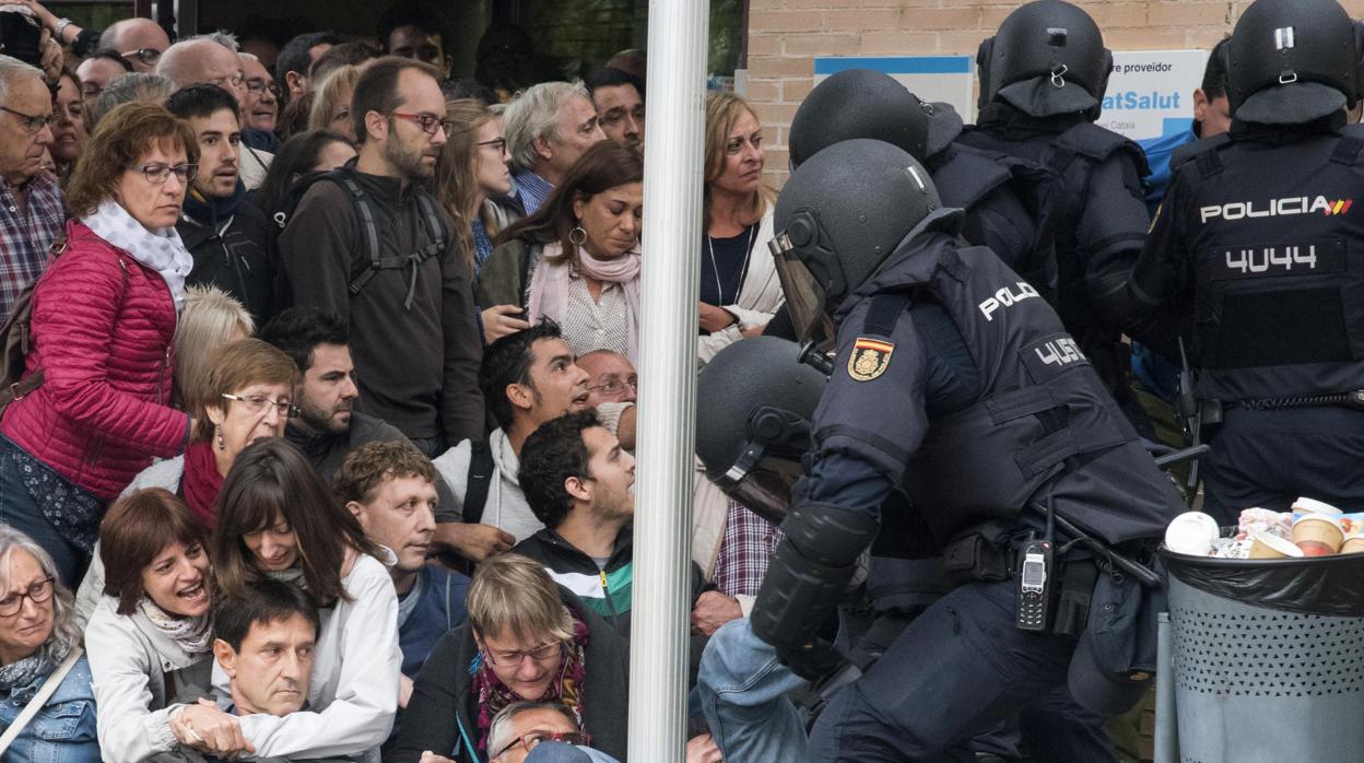 Actuación de la Policía Nacional ante uno de los colegios electorales del 1 de octubre en Lérida