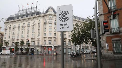 Una señal vertical en la plaza de Cánovas del Castillo que anuncia la entrada de Madrid Central