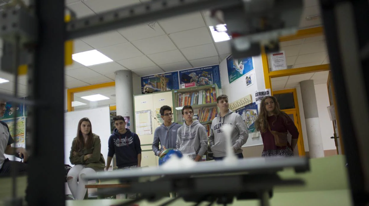 Alumnos del instituto García Lorca, de la localidad madrileña de Las Rozas, uno de los pioneros en impartir clase de robótica