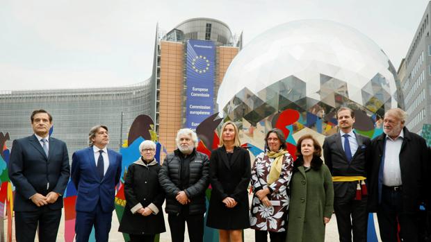 Gabarrón lleva a Bruselas su «Universo iluminado»