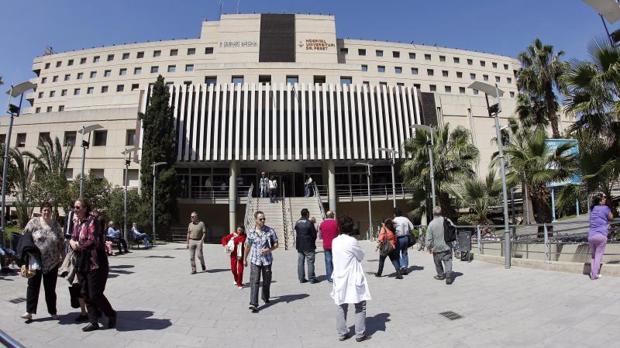 Hospitalizada una mujer por un accidente en monopatín con un coche en Valencia