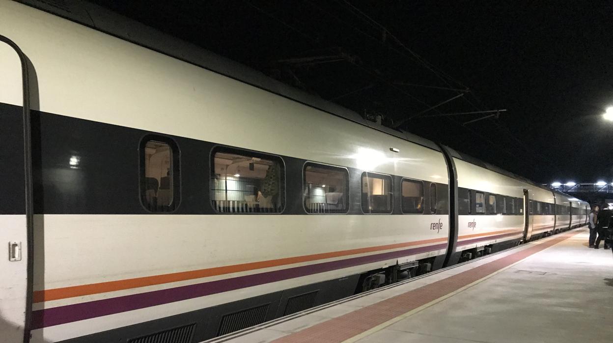 El Alvia parado en la estación de Medina del Campo