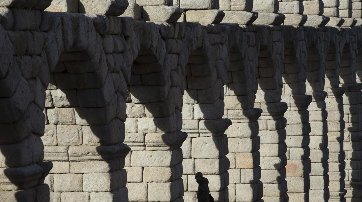 Polémica en Segovia por la idea del Ayuntamiento de poner una escultura del diablo junto al Acueducto