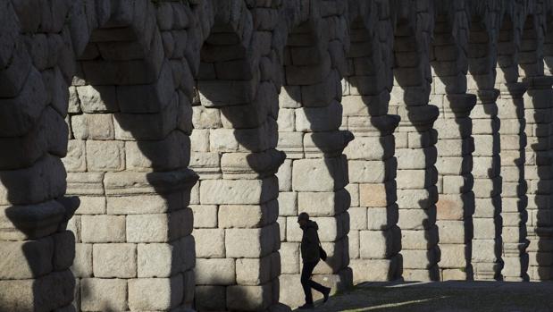 Polémica en Segovia por la idea del Ayuntamiento de poner una escultura del diablo junto al Acueducto