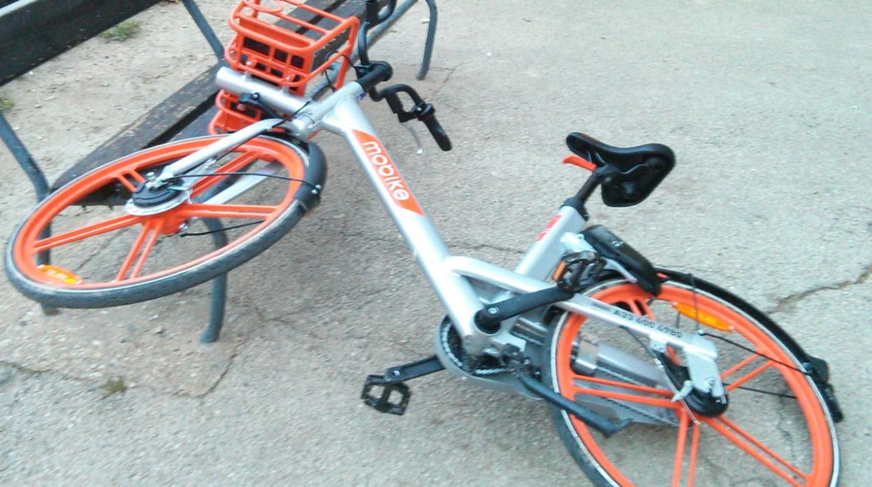 Bici de alquiler abandonada en plena calle