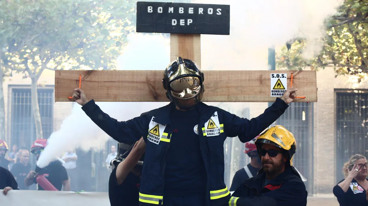 Bomberos aragoneses durante una manfestación de protesta