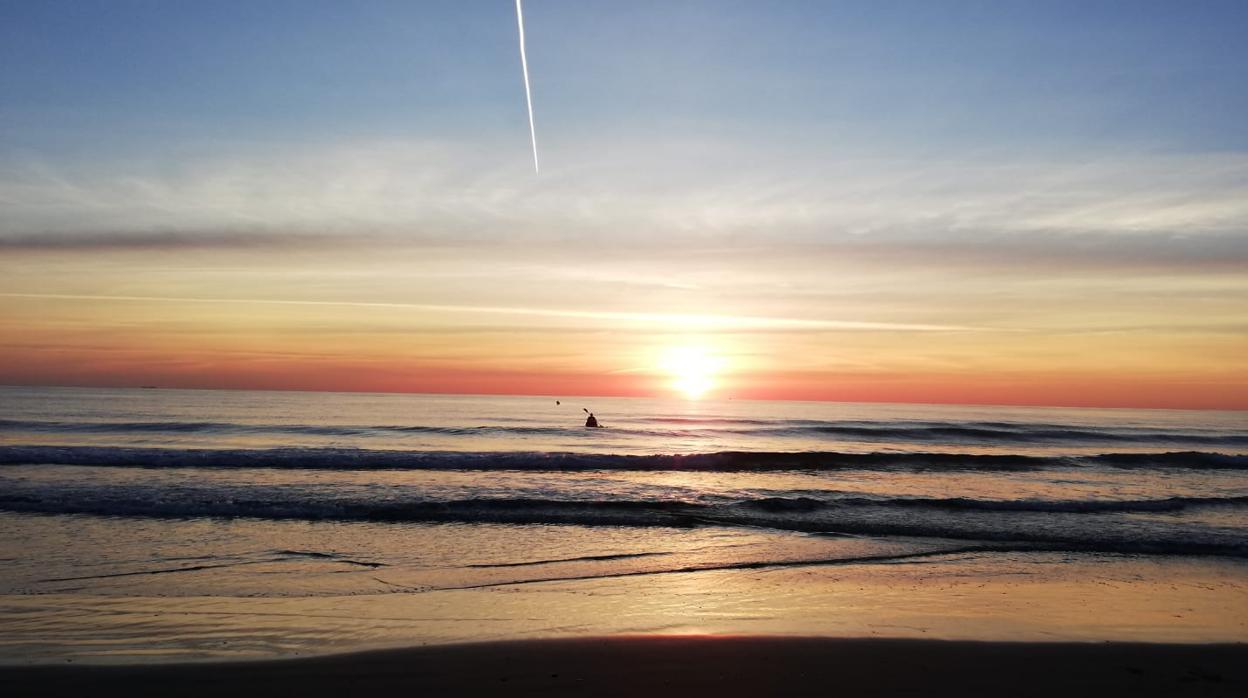 Imagen de un amanecer en la playa de Las Arenas de Valencia