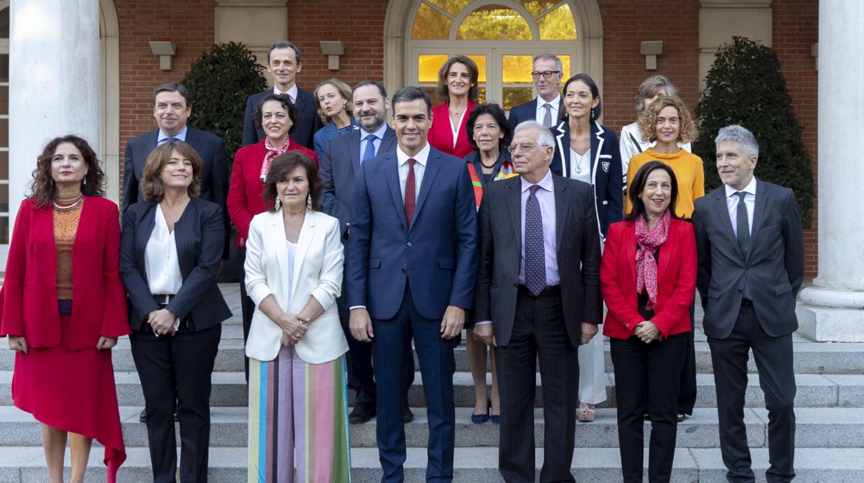 El presidente Pedro Sánchez, junto a sus ministros