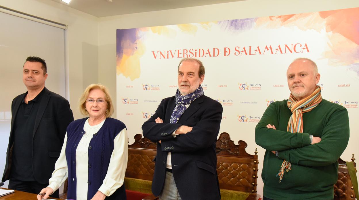 Purificación Galindo, vicerrectora de Postgrado de la Usal, junto a investigadores de la institución