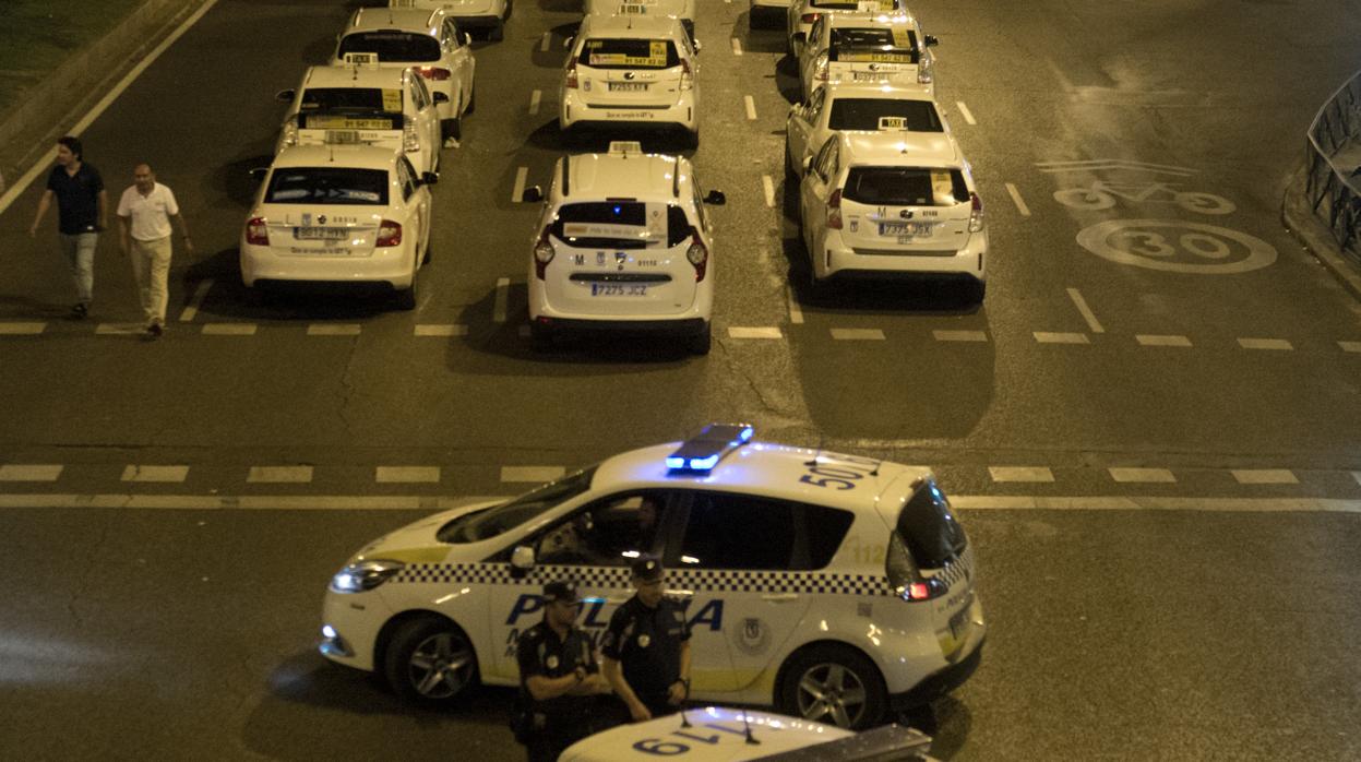 Taxistas «acampados» en el Paseo de la Castellana