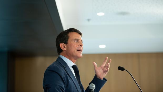 Manuel Valls acusa a Colau de «connivencia» con los independentistas para reprobar al Rey