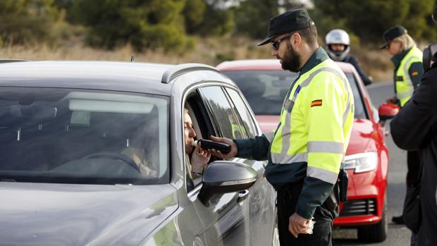 Detenido un conductor ebrio por dar una patada a un policía tras dar positivo en un control