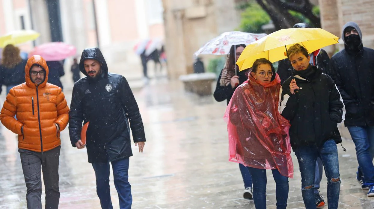 Lluvia y frío en calles céntricas de Valencia