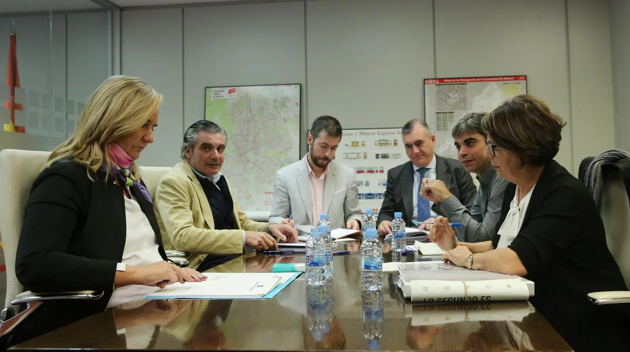 Representantes de la Comunidad (izq.) y el Ayuntamiento (derecha) en la reunión sobre Madrid Central en el Consorcio Regional de Transportes
