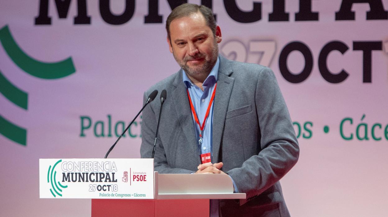 El secretario de Organización del PSOE y ministro de Fomento, José Luis Ábalos, durante la inauguración de la Conferencia Municipal del PSOE de Extremadura