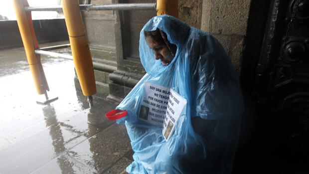 Liberan a diez personas obligadas a mendigar y hacer de estatua humana en Santiago