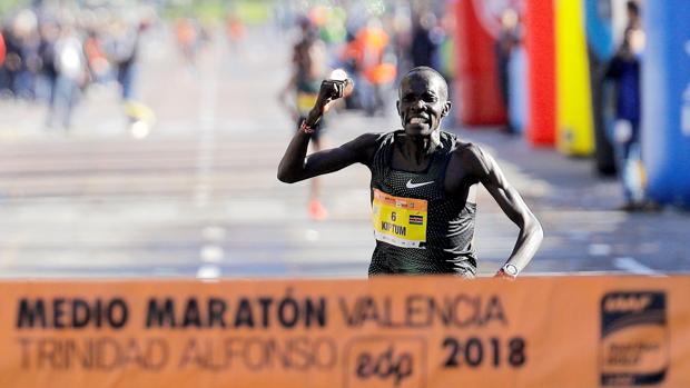 El keniano Abraham Kiptum bate en Valencia el récord del mundo de medio maratón