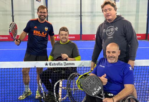 Luis Santamaría, con los participantes del torneo de pádel adaptado este domingo