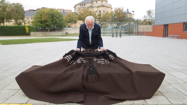 Así es la típica capa parda alistana que recibirá el Papa Francisco