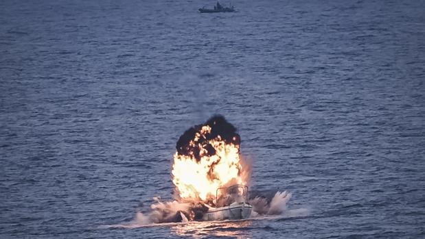 Un buque español destruye un «ballenero» pirata en aguas somalíes