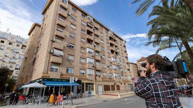 Una mujer se lanza desde un 6º piso con su hijo de 4 años en brazos en Murcia