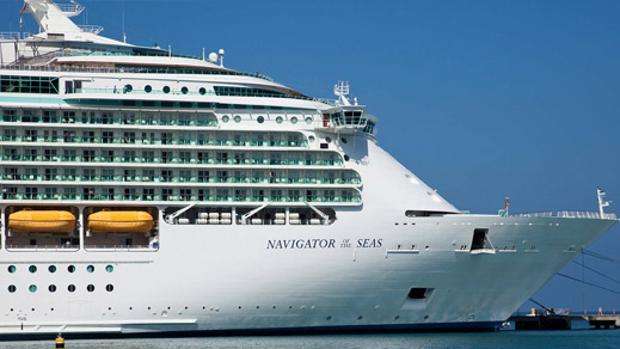 El «Navigator of the Seas» atraca de emergencia en Vigo