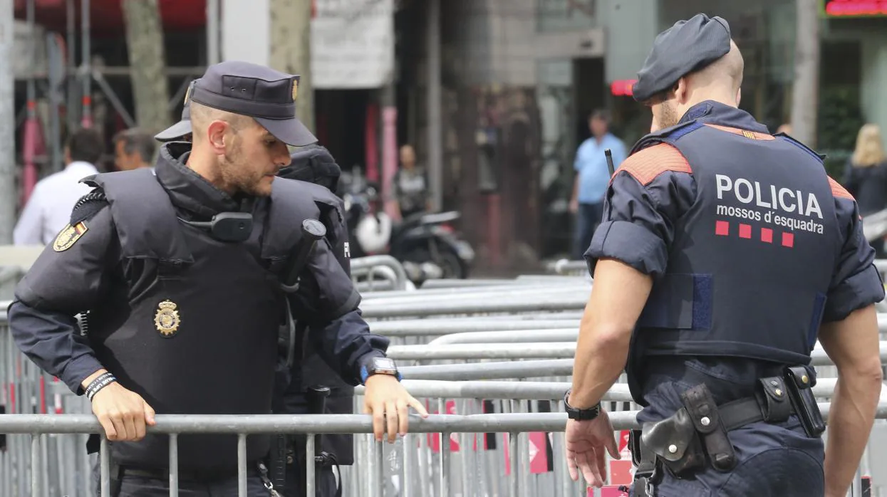 Policíía y Mossos en la huelga general en Cataluña del 3 de octubre del año pasado