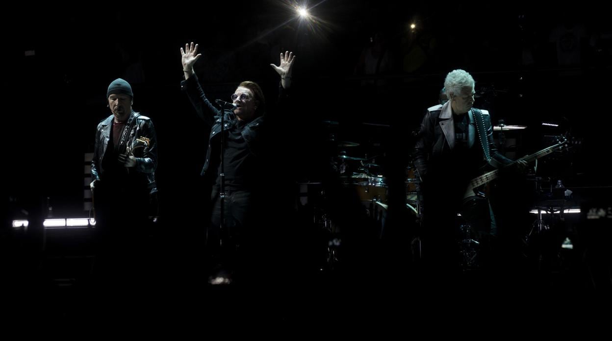 La banda irlandesa U2, sobre el escenario del WiZink Center