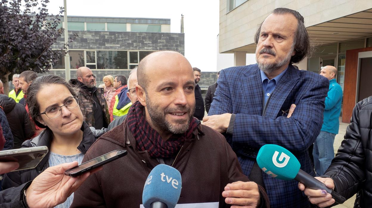 Luís Villares, este lunes, junto al diputado de En Marea Miguel Anxo Fernán Vello (detrás), en la concentración de los trabajadores de Alcoa