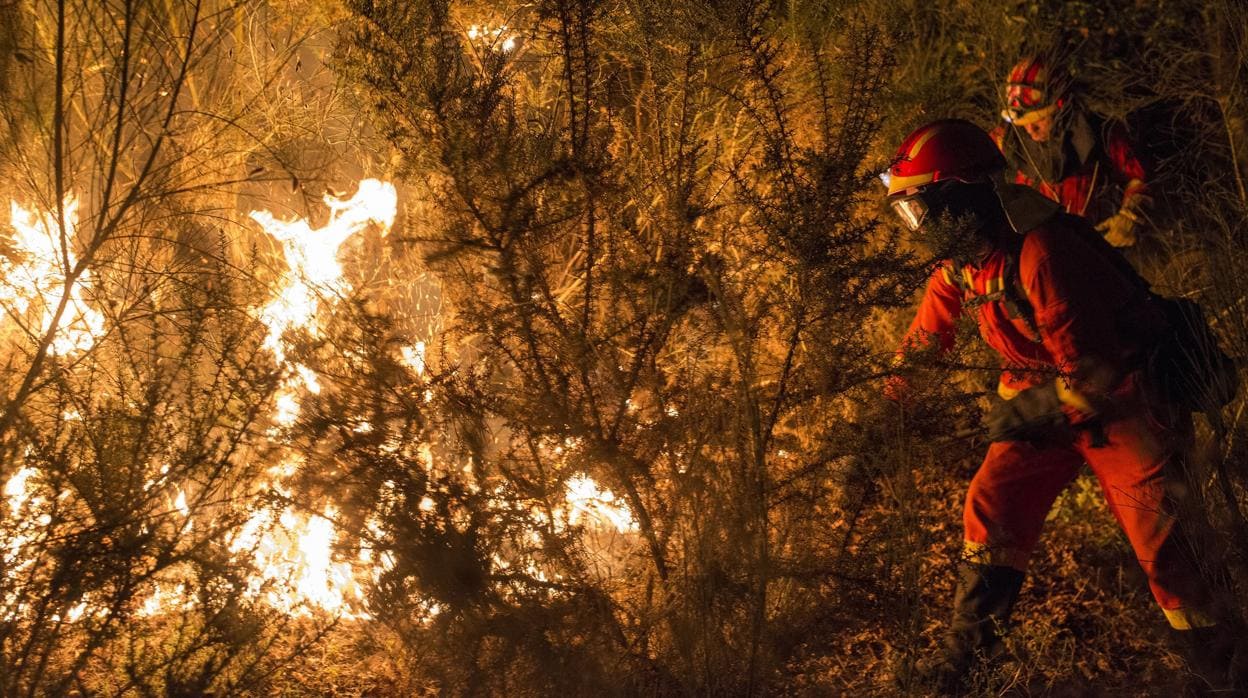Trabajos de extinción en un incendio en Vilamarín (Orense) en octubre de 2017