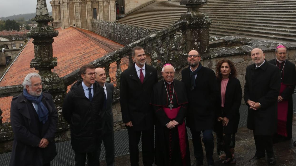 Don Felipe, en el centro junto al arzobispo de la ciudad, durante su visita a las cubiertas de la Catedral