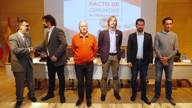 PSOE, Podemos e IU escenifican el primer acuerdo electoral del bloque de izquierdas