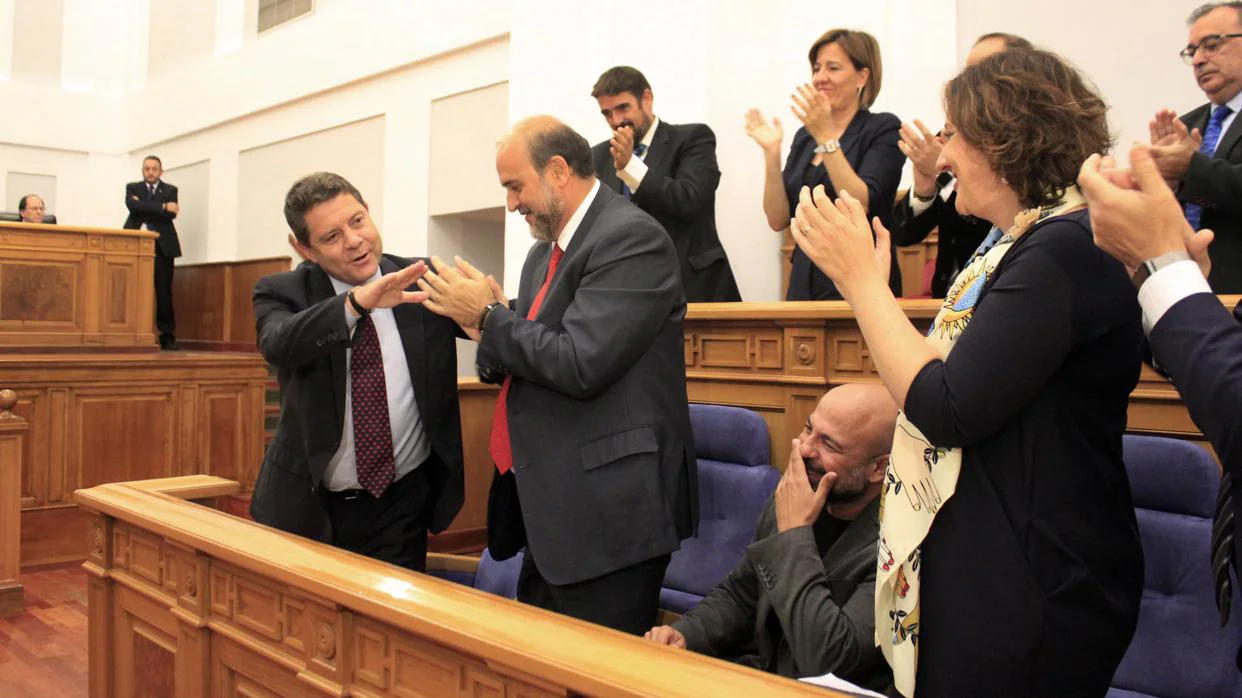 García-Page, aplaudido por compañeros de partido, tras su intervención en las Cortes