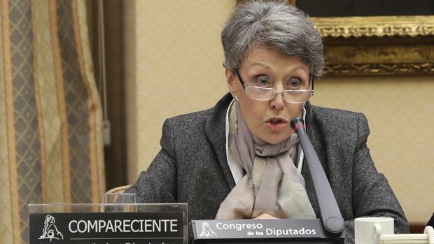 Rosa María Mateo, a un diputado del PP: «Es usted muy mezquino y muy miserable»