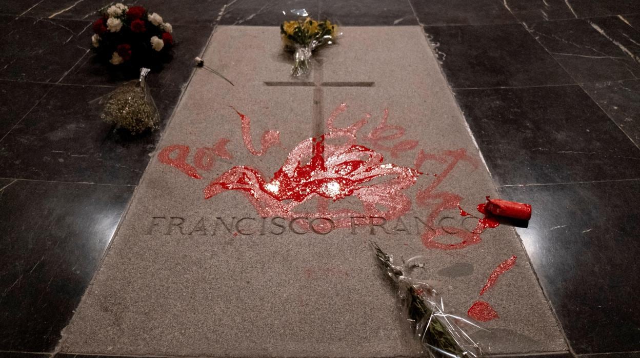 Pintura sobre la tumba de Franco