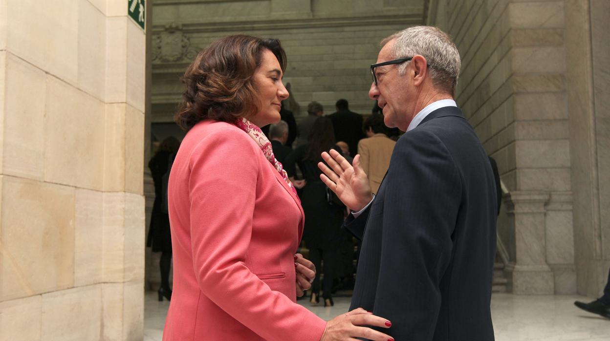 La consejera de Cultura y Turismo habla con el ministro José Guirao minutos antes de comenzar la Conferencia Sectorial